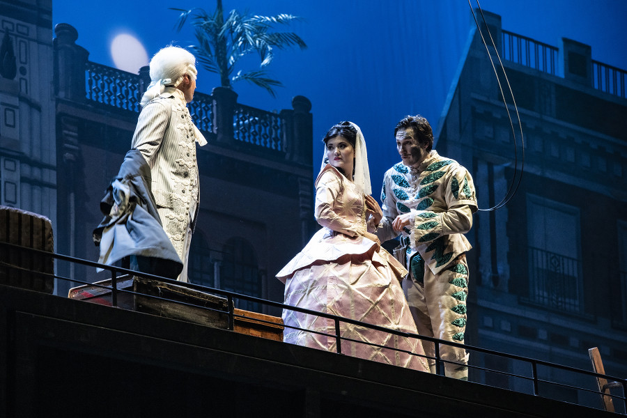 Il barbiere di Siviglia - © Bettina Stöß Man schreitet zur Flucht: Auf dem Wohnwagen, getaucht in romantisches Mondlicht, sind Almaviva, Rosina und Figaro. Sie suchen zwischen den Koffern nach den Besitztümern Rosinas.