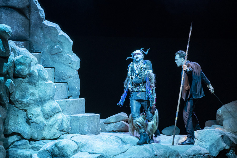 Parsifal - © Bettina Stöß Nachdem Parsifal Kundrys Verführung widerstanden hat, trifft er auf Klingsor, den er im Zweikampf besiegt. Er kann den heiligen Speer (hier eine Lanze) an sich nehmen.
