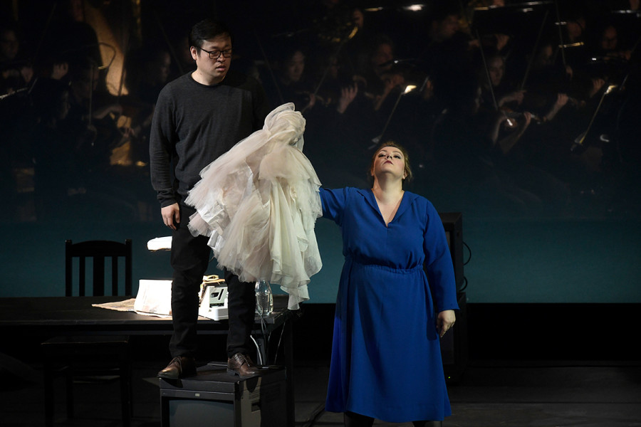 Aida - © Bettina Stöß Amneris entreißt Radames das Kleid und hält es wütend ob seiner Träumereien über ihrem Kopf.