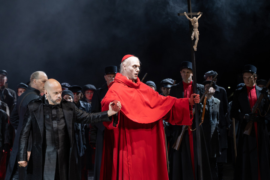 Don Carlo - © Marcus Lieberenz Der König an der Hand des Großinquisitors.