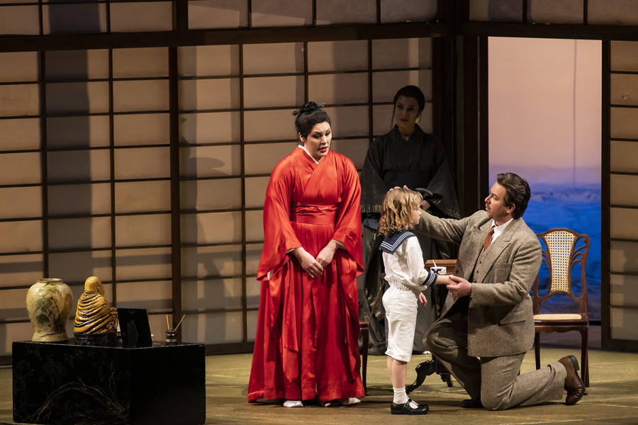 Madama Butterfly - © Bettina Stöß Cio-Cio-San präsentiert Sharpless ihren Sohn und bittet Sharpless, Pinkerton von dem gemeinsamen Kind zu berichten. Neben den dreien steht Suzuki.