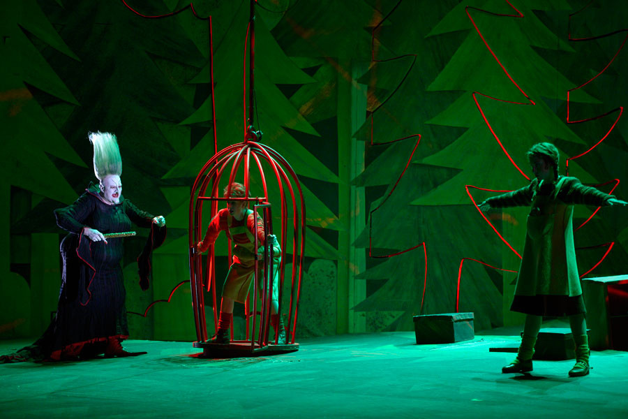 Die Hexe verzaubert die beiden Kinder. Gretel kann sich nur noch marionettenhaft bewegen, und Hänsel geht in den Käfig, in dem er gemästet werden soll.