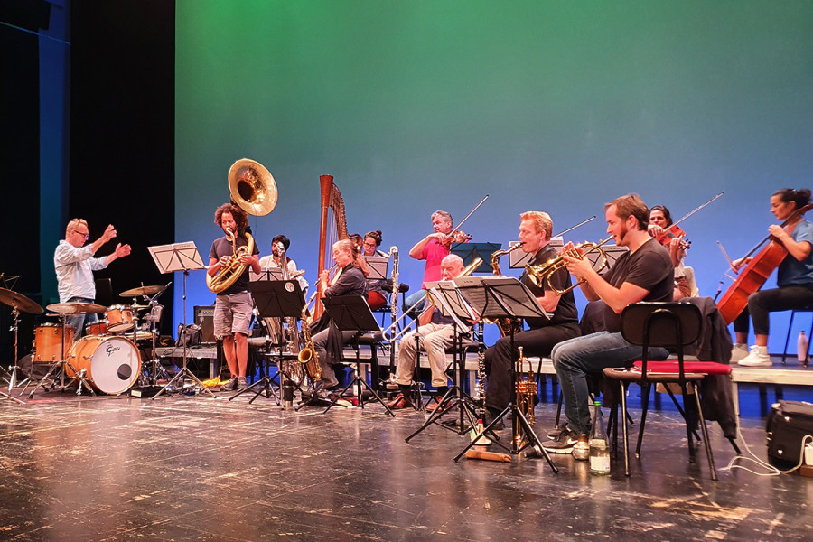 Jazz & Lyrics - © Archiv, JDO Das Wilde Jazzorchester bei einer Aufführung eines Erzählkonzertes in der Tischlerei.