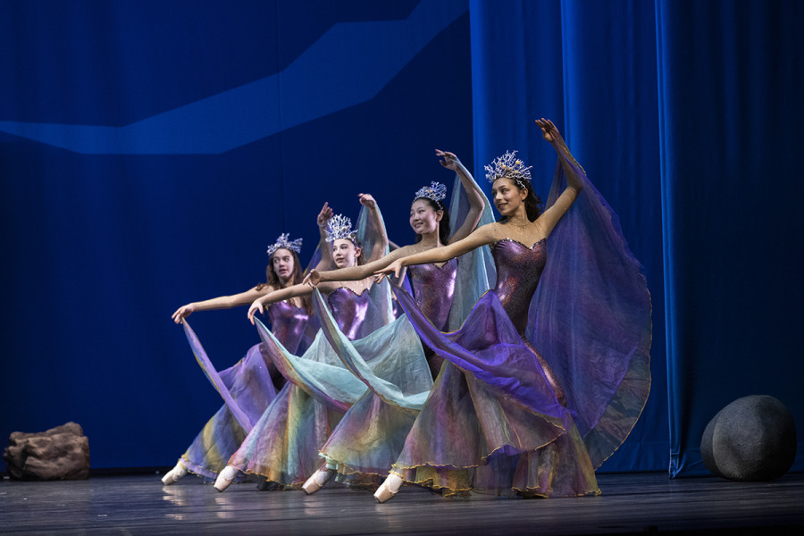 Die Meerjungfrauen tanzen in einem synchronen Ensemble.