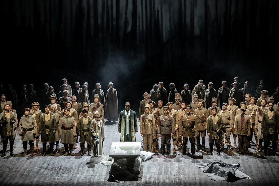 Lohengrin - © Bettina Stöß Der neue Tag ist angebrochen. Das Heer Brabants hat sich versammelt, der König als Heerführer steht in dessen Mitte. Rechts auf dem Boden liegt bedeckt Telramunds Leiche.