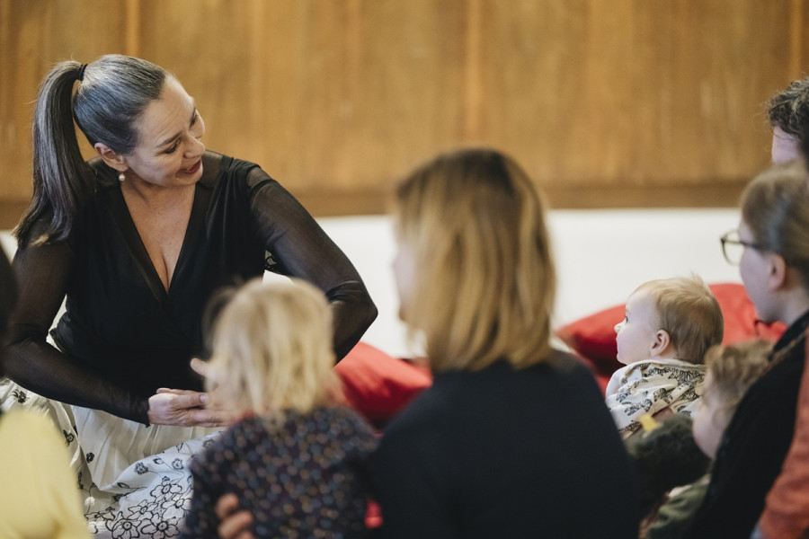 Babykonzert - © Nancy Jesse Die Sängerin spricht direkt zum jungen Publikum.