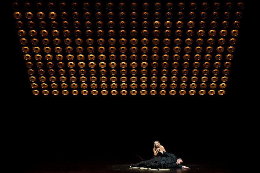 Tristan und Isolde - © Carole Parodi Eine Szenenimpression aus Thalheimers TRISTAN UND ISOLDE: Vor der Lampenwand Tristan und Isolde.