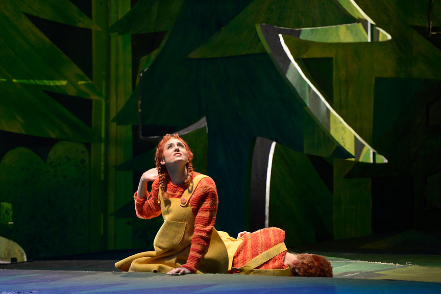 Hänsel und Gretel - © 2014 // Bettina Stöß Es wird Nacht im Märchenwald. Die Kinder schmiegen sich aneinander und versuchen zu schlafen.