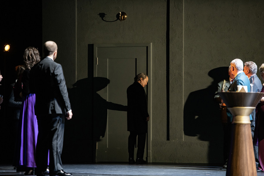 Simon Boccanegra - © Bettina Stöß Vertreter des Parlaments warten vor der Tür in das Privatgemach des Herrschers.