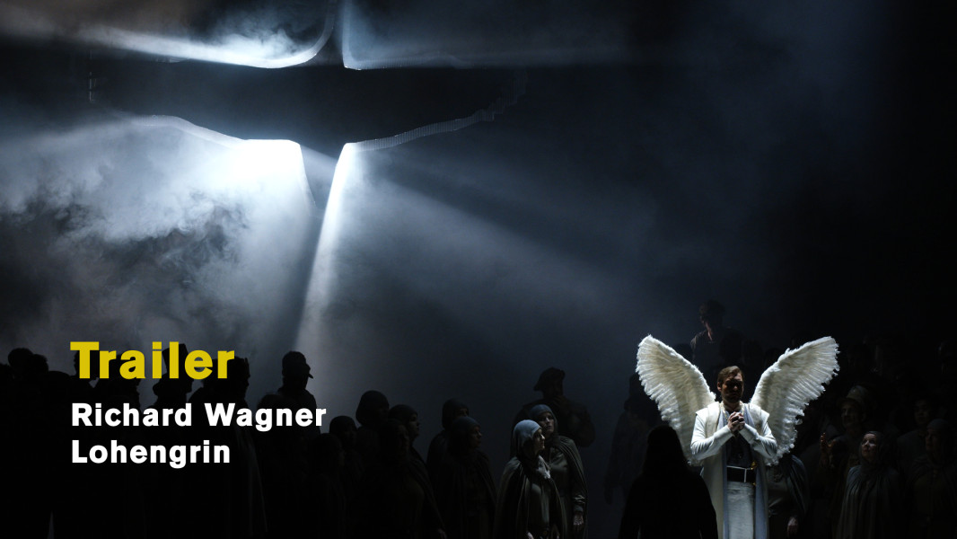 Richard Wagner: Lohengrin (2023) - © Ruth Tromboukis Dies ist ein Standbild zum Video-Trailer. Rechts im Bild steht Lohengrin. Am Horizont leuchtet der Umriss eines Schwanes vor dramatischen Gewitterwolken.