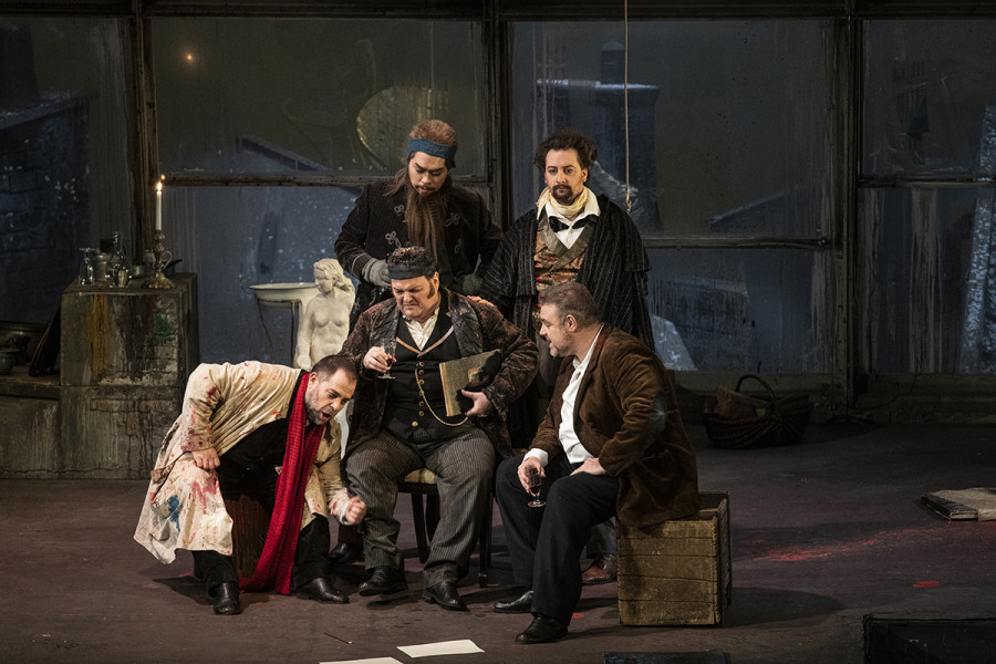 La Bohème - © Bettina Stöß Rodolfo, Marcello, Colline und Schaunard beschwichtigen ihren Vermieter, dem sie die Miete schulden.