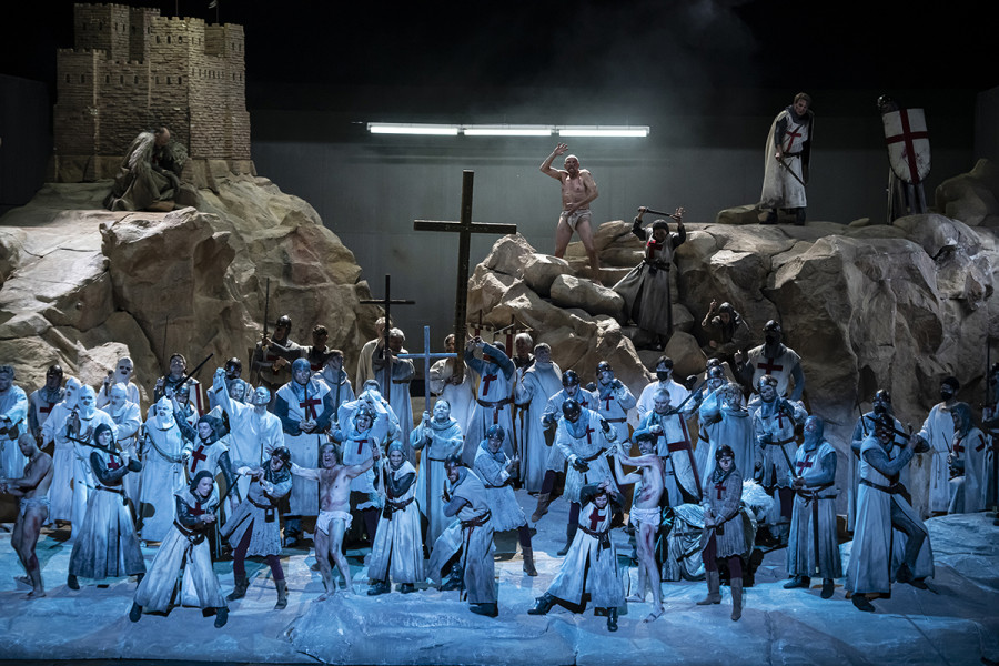 Parsifal - © Bettina Stöß Die Gralsritter haben die Nährung erfahren. Sie brechen auf zu den nächsten Kreuzzügen.