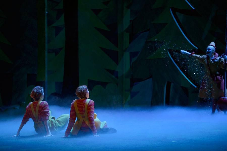 Hänsel und Gretel - © 2014 // Bettina Stöß Die Lichtung im Märchenwald versinkt in blauem Nebel, der Mond sinkt herab und das Sandmännchen kommt, um den beiden Kindern sanfte Träume zu schenken und ihnen die Angst vor dem finsteren Wald zu nehmen.