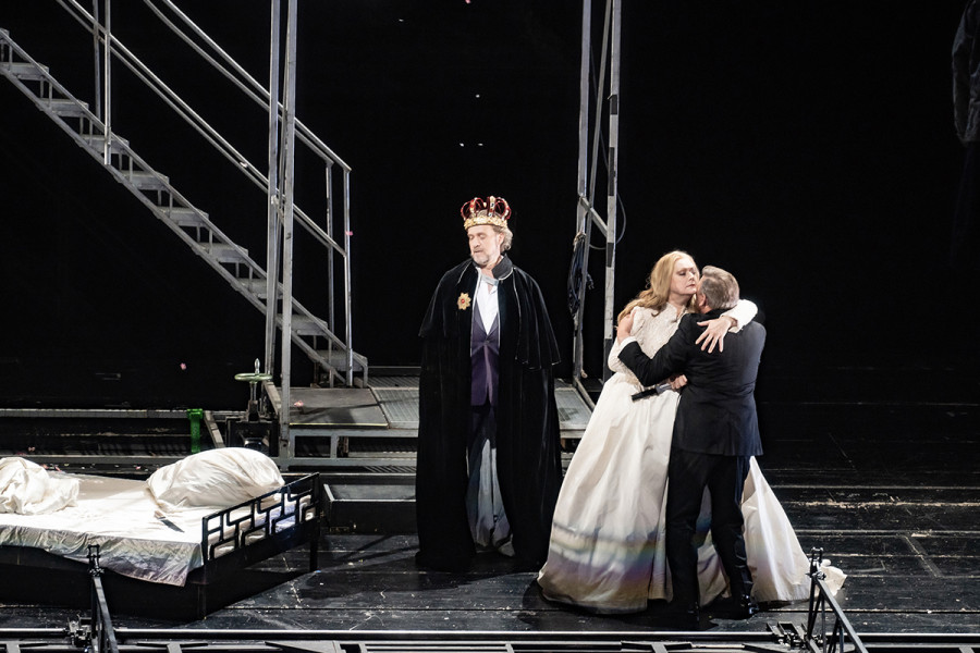 Turandot - © 2023 // Bettina Stöß Calaf hat sich in die Insignien Altoums gehüllt: Er trägt die große Krone und den Königsmantel. Neben ihm ersticht Turandot ihren Vater Altoum.