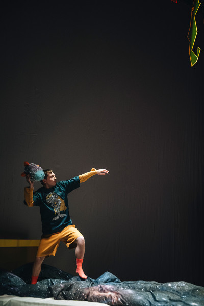 Tintenfischlady -   © Nancy Jesse  Hosches Spiel ist durchaus rabiat. Er wirft den Goldfisch.