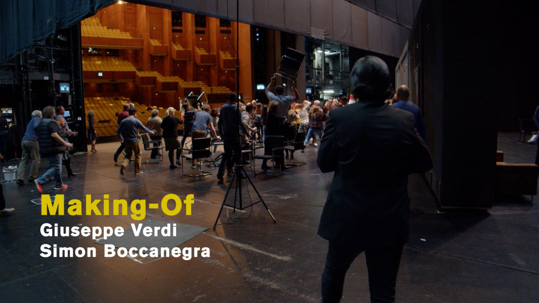 Simon Boccanegra – The Making-Of - © Ruth Tromboukis Ein Blick von der Bühne während eines Chorauftritts in den leeren Zuschauerraum illustriert als Standbild das Making-Of-Video zu SIMON BOCCANEGRA.