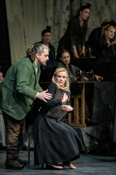 Der fliegende Holländer - © Bettina Stöß Erik kommt in die Spinnerstube. Er streitet mit Senta, die sich an das Bild des Holländers klammert.