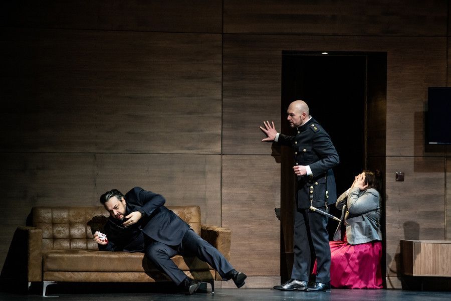 Simon Boccanegra - © Bettina Stöß Gabriele Adorno und Boccanegra streiten sich heftig. Amelia kauert im Türrahmen und hält verbirgt ihr Gesicht in den Händen.