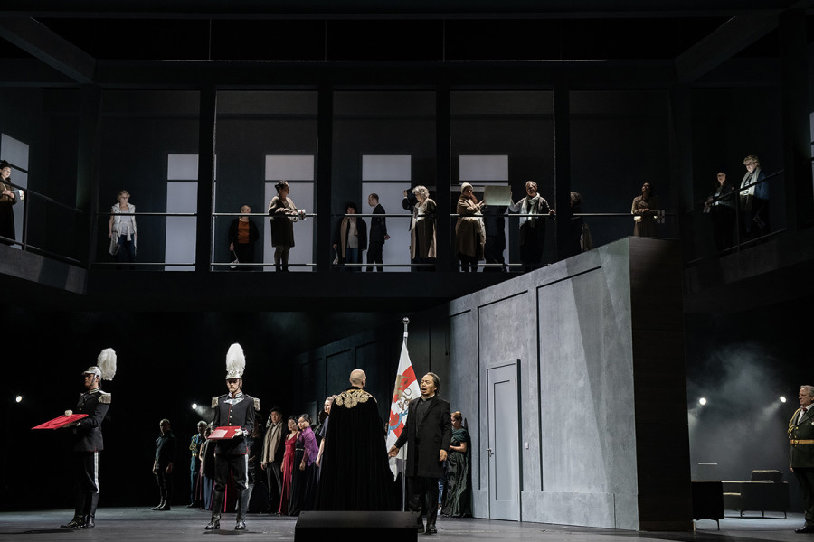 Simon Boccanegra - © Bettina Stöß Noch im Sterben hat Boccanegra Gabriele Adorno zum neuen Dogen ernannt. In großer Robe erfolgt hier nun seine Ernennung durch Jacopo Fiesco.