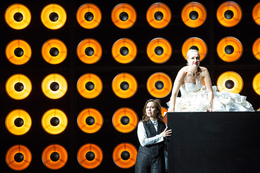 Tristan und Isolde -   © Bernd Uhlig  Isolde im Gespräch mit ihrer Vertrauten Brangäne. Isolde kniet auf dem Podest, Brangäne steht neben dem Podest.