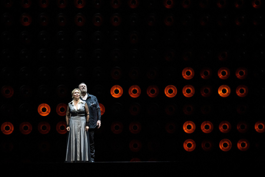 Tristan und Isolde - © Carole Parodi Eine Szenenimpression aus Thalheimers TRISTAN UND ISOLDE: Nur sehr wenige Lampen sind erleuchtet. Davor Tristan und Isolde.