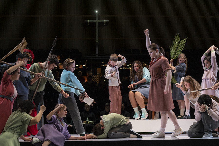 Kinder und Jugendliche des Kinderchores in einer Aufführung von Johann Sebastian Bachs MATTHÄUS-PASSION.