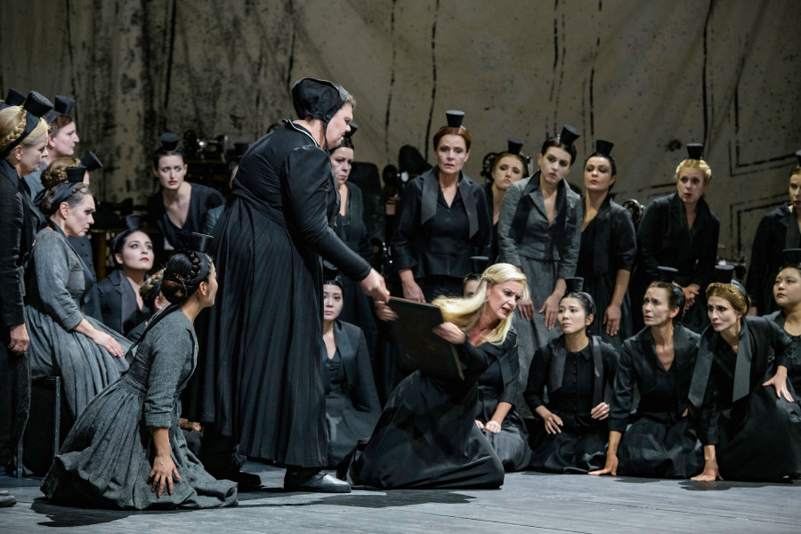 Der fliegende Holländer - © Bettina Stöß Die Damen haben ihre Nähmaschinen verlassen und umringen Mary und Senta. Mary versucht Senta das Bild zu entreißen.