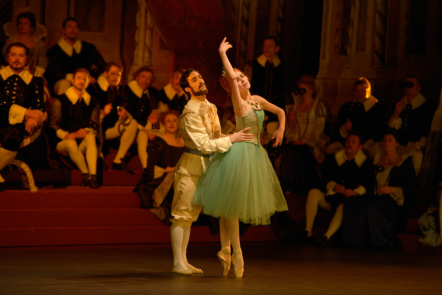 Im "Tanz der Stunden" tanzen nun die Tänzer*innen, die Laura und Enzo imitieren.