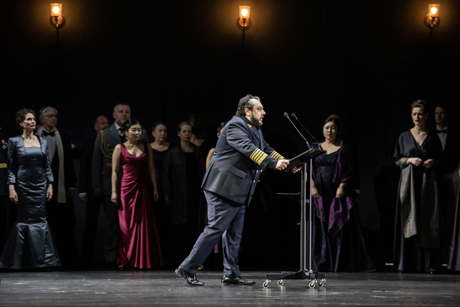 Simon Boccanegra - © Bettina Stöß Boccanegra bei seiner letzten Ansprache ans Volk. Er ist vom Tod schon gezeichnet.