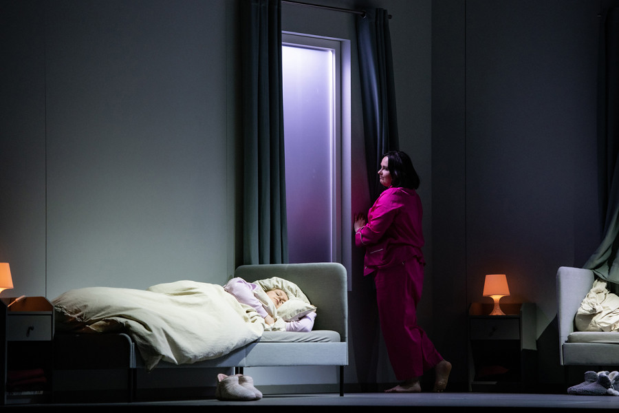 Simon Boccanegra - © Bettina Stöß Im Internatszimmer der Maria / Amelia. Versonnen schaut sie aus dem Fenster, währen ihre Zimmergenossin schläft.