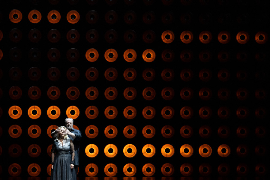 Tristan und Isolde - © Carole Parodi Eine Szenenimpression aus Thalheimers TRISTAN UND ISOLDE: Vor der Lampenwand Tristan und Isolde.