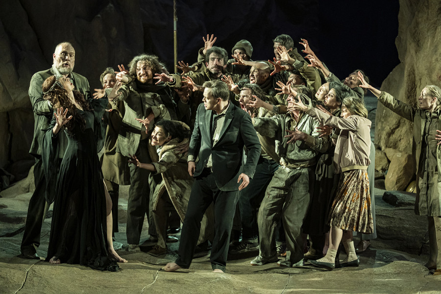 Parsifal - © Bettina Stöß Gurnemanz und Parsifal zwingen Kundry in die Taufe.