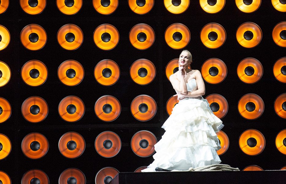 Tristan und Isolde -   © Bernd Uhlig  Eine Detailaufnahme von Isolde auf dem Podest im Brautkleid.
