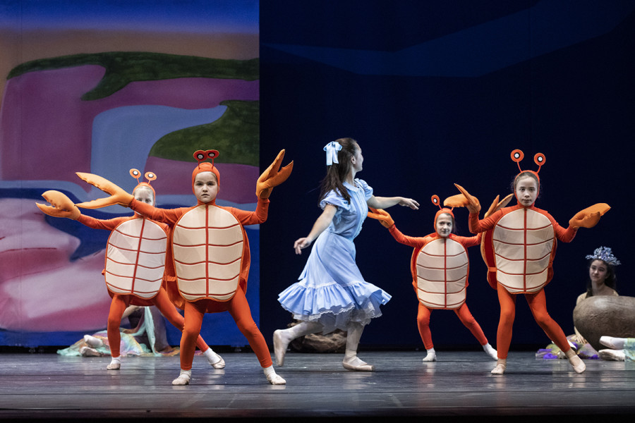 Wendy ist umgeben von einem Ballett der Krabben.