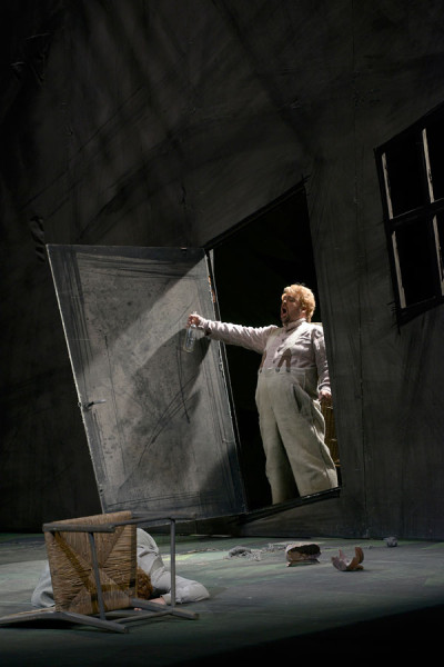 Hänsel und Gretel - © 2014 // Bettina Stöß Der Vater kommt nach Hause. Er öffnet die Wohnungstür und stolpert über die Schwelle herein.
