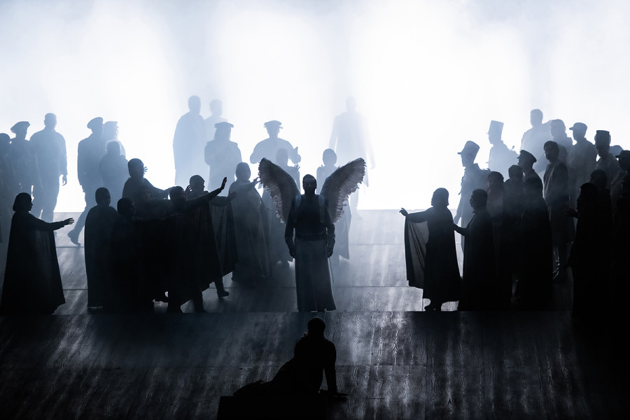 Lohengrin - © Bettina Stöß Lohengrin tritt auf. Vor Nebel und Licht hat dieser Auftritt etwas dramatisch Mysteriöses.