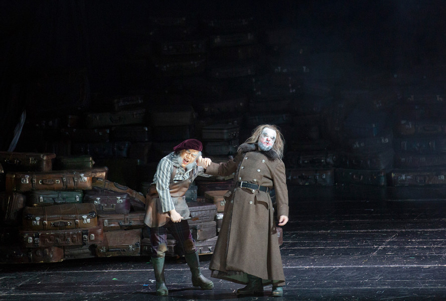 Das Rheingold - © Bernd Uhlig Alberich zwingt Mime, ihm einen Tarnhelm zu schmieden. Er reist den Zwergen dabei brutal am Ohr. Dadurch wird Mime fast in die Knie gezwungen.