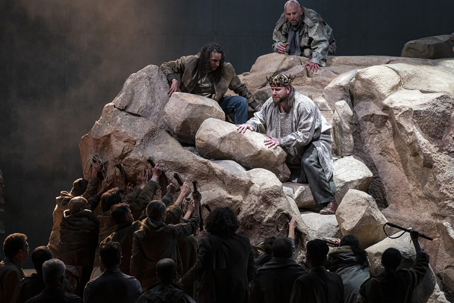 Parsifal - © Bettina Stöß In einer Felsenlandschaft König Amfortas: Die Totenfeier für Titurel steht an. Aus diesem Anlass hat sich Amfortas ein letztes Mal bereit erklärt, den Gral zu enthüllen. Aus dem Felsgestein blickt er hier auf die Gralsritter.