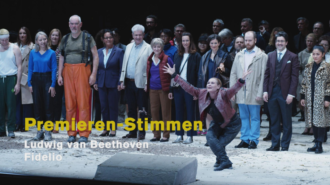 Die Video-Reihe „Aus der Premiere“ fängt Publikumsstimmen direkt nach der Premiere ein. Hören Sie hier einige dieser Beiträge zu Ludwig van Beethovens FIDELIO in der Inszenierung von David Hermann (Premiere: 25. November 2022). Zu Beginn des Trailers hören Sie den Publikumsapplaus für die Hauptdarsteller*innen, für den Dirigenten Sir Donald Runnicles und das Regieteam um David Hermann. Außerdem hören Sie musikalische Auszüge aus dem Werk. Es singen u. a. Robert Watson (Florestan), Ingela Brimberg (Leonore), Albert Pesendorfer (Rocco) und der Chor der Deutschen Oper Berlin (Einstudierung: Jeremy Bines).