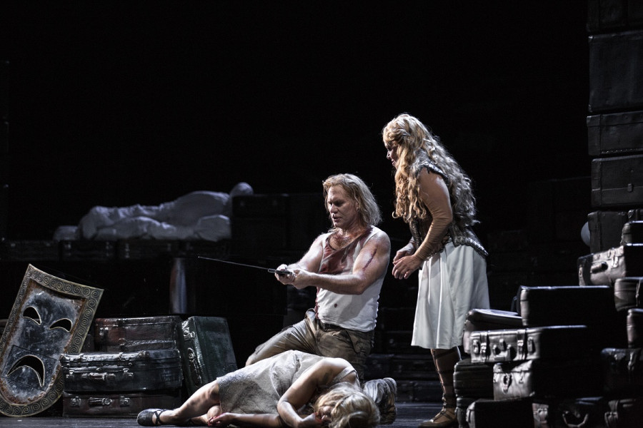 Die Walküre - © Bernd Uhlig Siegmund und Sieglinde sind auf der Flucht. Als Sieglinde ohnmächtig in tiefen Schlaf fällt, erscheint Brünnhilde Siegmund und verkündet ihm den Tod und die Aufnahme in Walhalls Wonnen