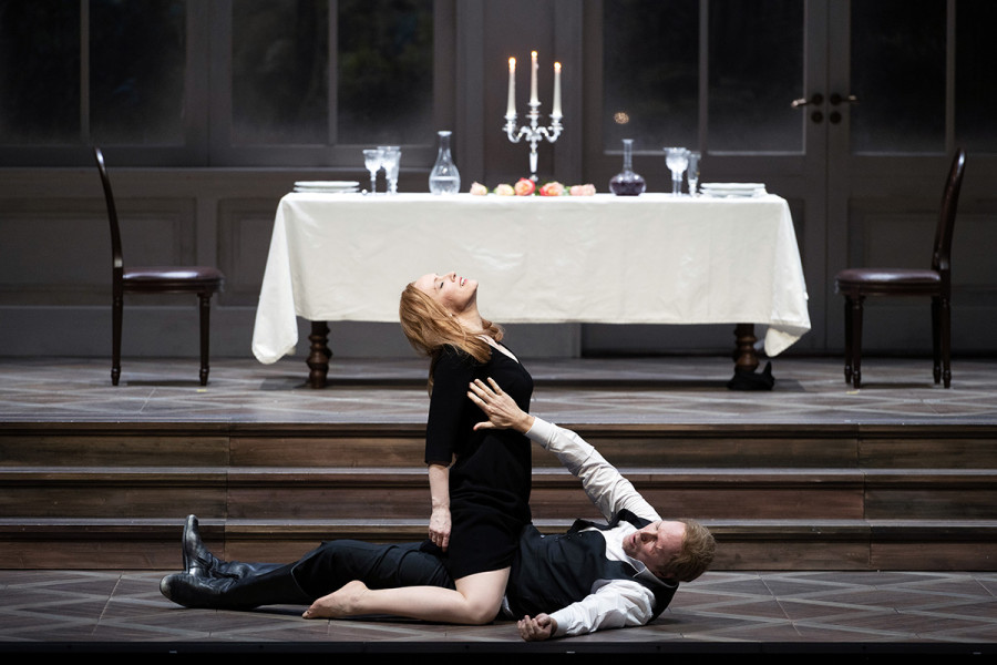 Francesca da Rimini - © Monika Rittershaus Francesca verführt den dritten der Brüder: den sadistischen Malatestino dall’Occhio. Später wird er sie an ihren Ehemann verraten.