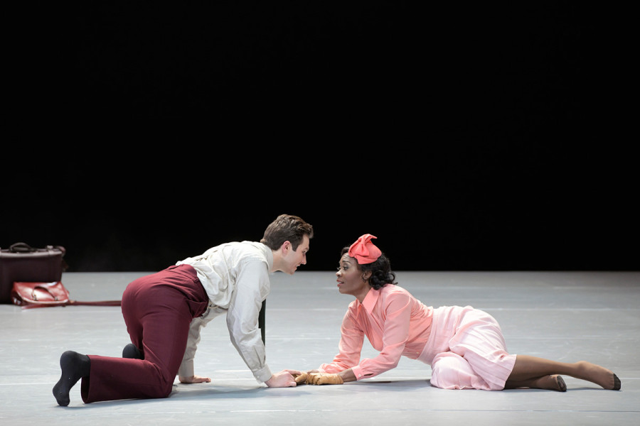 A Midsummer Night’s Dream - © Bettina Stöß Demetrius nähert sich Helena.