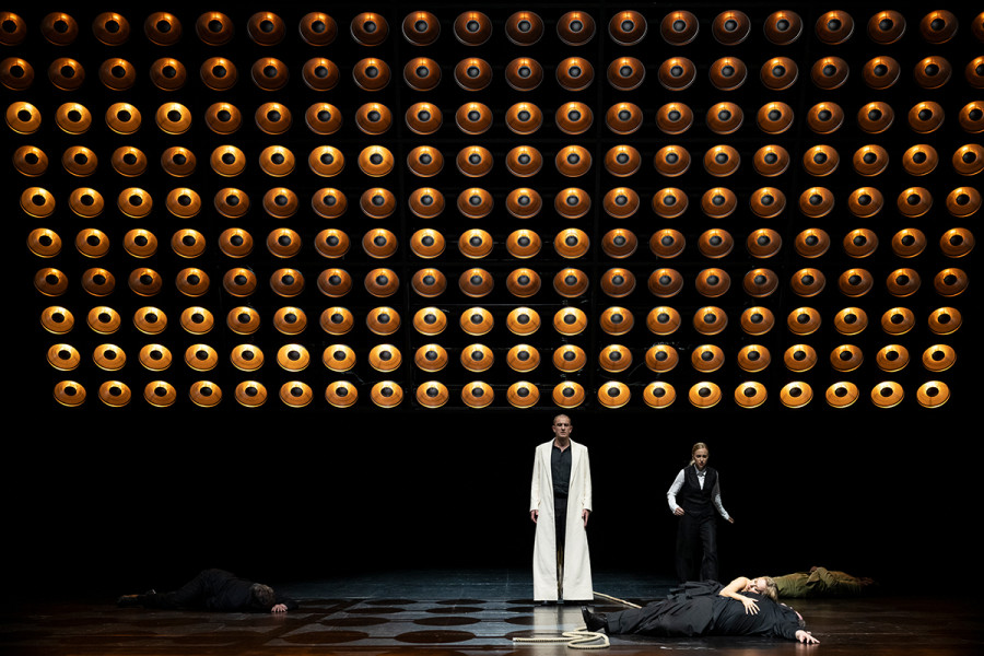 Tristan und Isolde - © Carole Parodi Eine Szenenimpression aus Thalheimers TRISTAN UND ISOLDE: Isolde beugt sich über Tristan. Hinter ihr u. a. Marke.