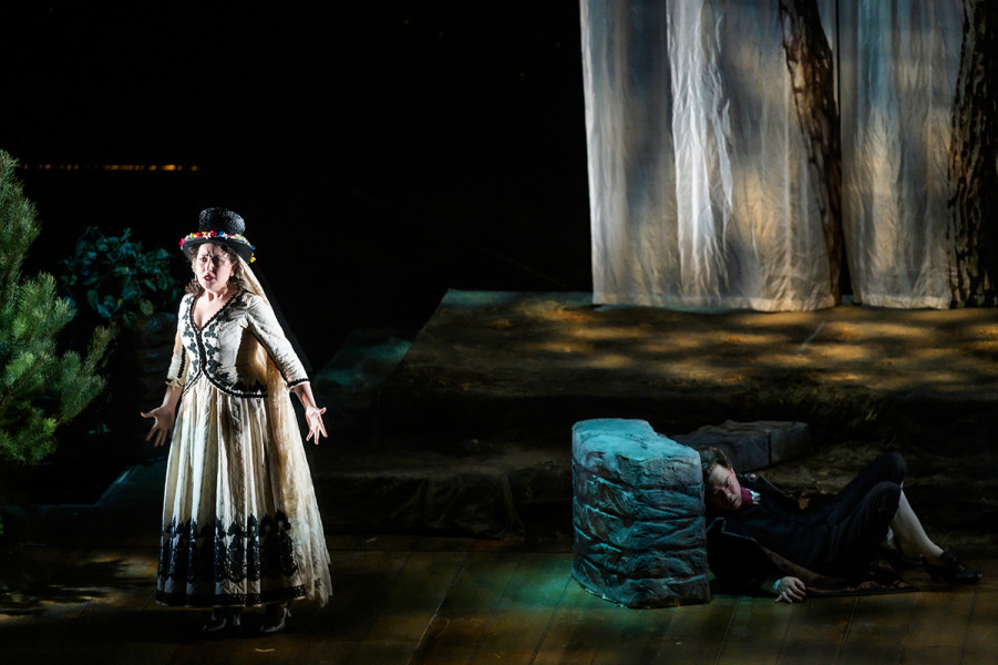 Le nozze di Figaro - © Bettina Stöß Susanna versteckt sich im Garten. In ihrer Arie bringt sie die Ungeduld zum Ausdruck, mit der sie auf ihren Geliebten wartet. Figaro neben ihr in einem Versteck meint, diese Ungeduld gelte dem Grafen.