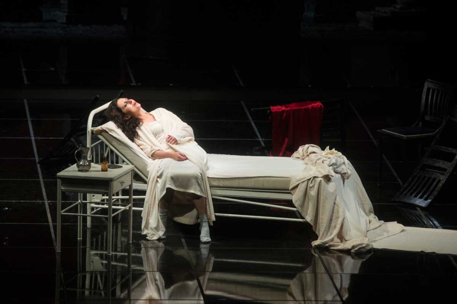 La Traviata - © Marcus Lieberenz Von der Krankheit gezeichnet, vereinsamt, liegt Violetta auf ihrem Krankenbett.