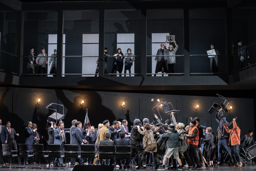 Simon Boccanegra - © Bettina Stöß Die Rede artet in einen Tumult aus.