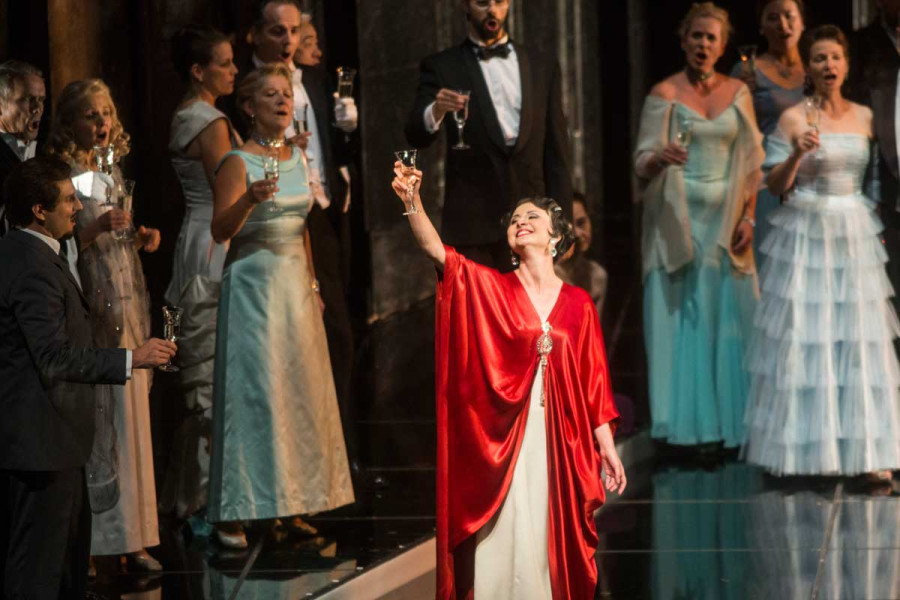 La Traviata - © Marcus Lieberenz Violetta Valéry spricht einen Toast in ihre Abendgesellschaft. Sie erhebt ihr Glas.