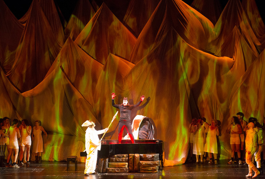 Das Rheingold - © Bernd Uhlig Von Wotan auf die Suche nach einem alternativen Lohn (anstelle Freias) ausgesandt, kehrt der listige Feuerhalbgott Loge zurück. Seine Nachricht: Das Rheingold sei gestohlen. Für Alberichs Gold wären die Riesen bereit, auf Freia zu verzichten.