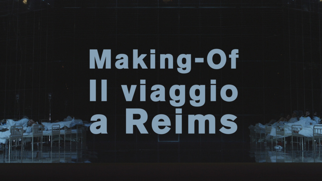 Dieses Bild ist das Standbild zum Video "Making Of - Il viaggio a Reims". Der noch dunkle Spiegelsaal, in dem Jan Bosses Interpretation spielt, ist noch dunkel. Alle schlafen.