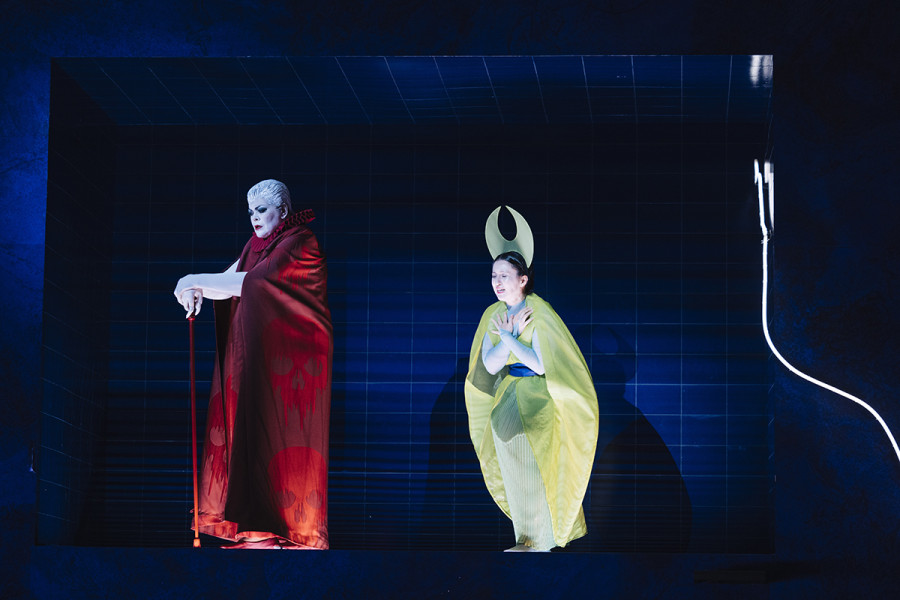 Suor Angelica - © Eike Walkenhorst Innig flehend Suor Angelica. Die Fürstin schaut starr vor sich hin und lässt sich nicht erweichen.